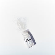 Weisser Bioglitzer Naturkosmetik Snow Flake 5 Gramm vor weißer Wand #color_snow-flake