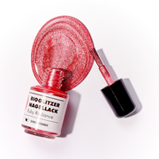 Nachhaltiger Pflanzenbasierter Nagellack in rot mit Bioglitzer ausgeschüttett #color_ruby-radiance