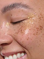 Model trägt goldenes Glitzermakeup plastikfrei und biologisch abbaubar #color_golden-buddha