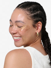 Model trägt goldenes Glitzermakeup plastikfrei und biologisch abbaubar #color_golden-buddha