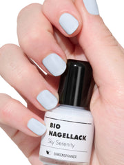 Langhaltender Pastel Bio Nagellack in hell blau getragen mood #color_sky-serenity