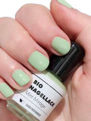 Langhaltender Pastel Bio Nagellack in grün mood getragen #color_mint-mirage