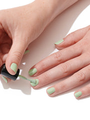 Langhaltender Pastel Bio Nagellack in grün mood getragen #color_mint-mirage