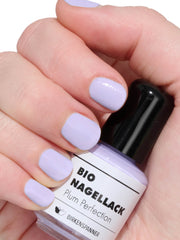 Langhaltender Pastel Bio Nagellack in lila getragen mood foto #color_plum-perfectionLanghaltender Pastel Bio Nagellack in lila freisteller #color_plum-perfection