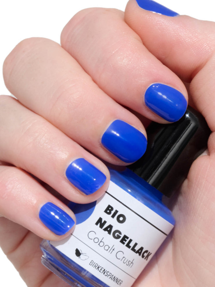 pflanzenbasierter Nagellack in Royalblue getragen 