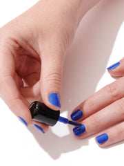 pflanzenbasierter Nagellack in Royalblue getragen #color_cobalt-crush