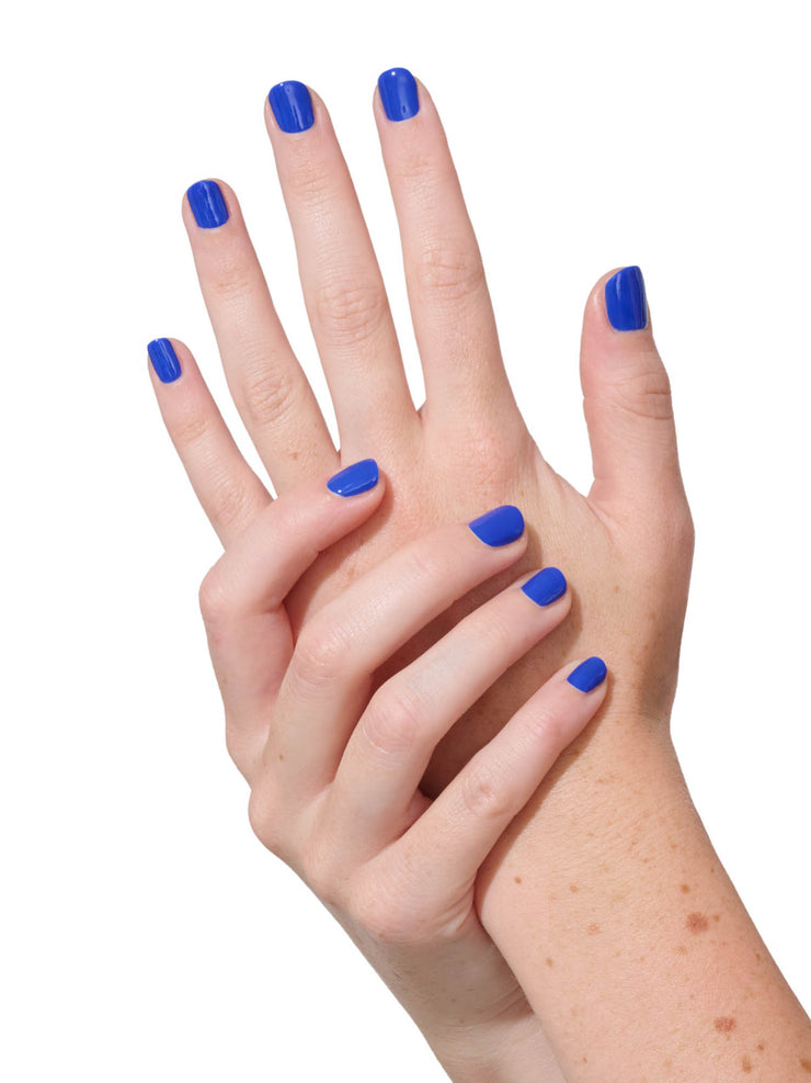 pflanzenbasierter Nagellack in Royalblue getragen 