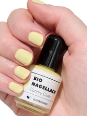 Langhaltender Pastel Bio Nagellack in gelb mood getragen #color_canary-crush