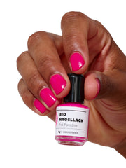 Knalliger pflanzenbasiert Nagellack in pink mood getragen #color_pink-paradise