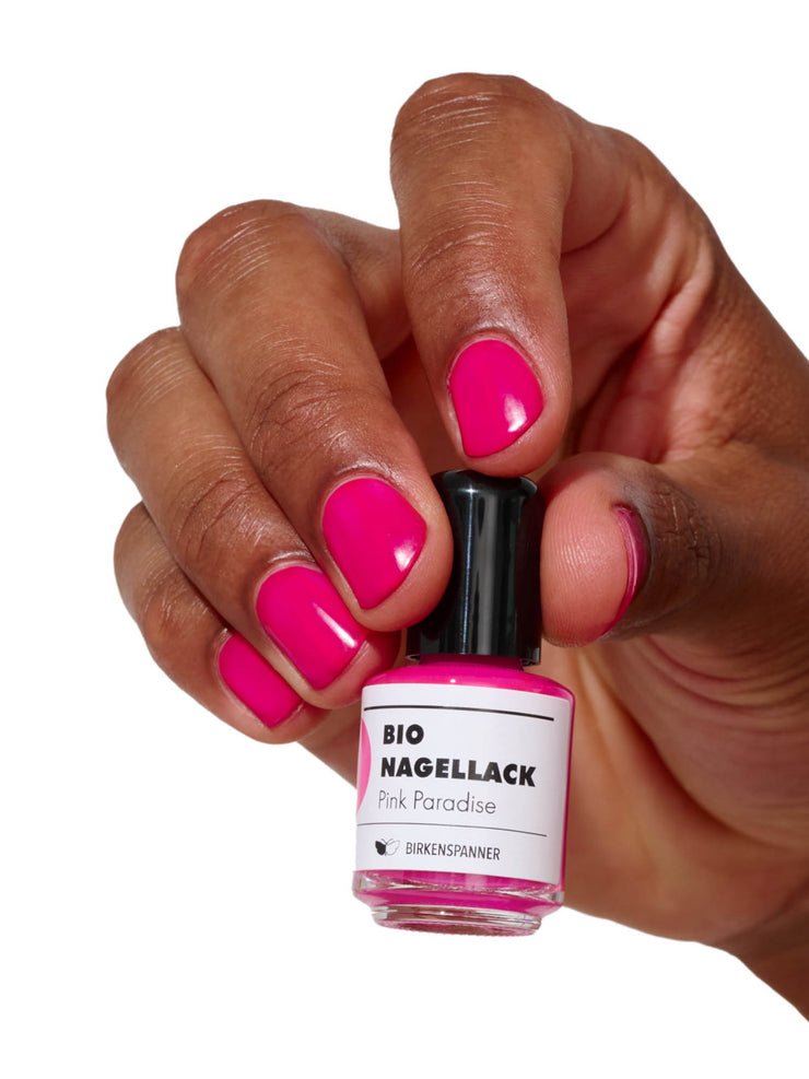 Knalliger pflanzenbasiert Nagellack in pink mood getragen 