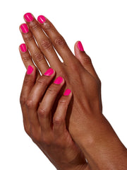 Knalliger pflanzenbasiert Nagellack in pink mood getragen dunkle Haut #color_pink-paradise