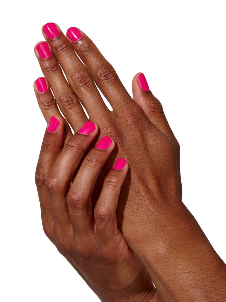 Knalliger pflanzenbasiert Nagellack in pink mood getragen dunkle Haut 