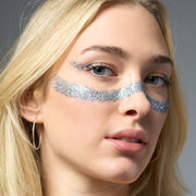 model trägt blaubarschbub ökoglitzer im Gesicht#color_blaubarschbub