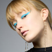 Model trägt plastikfreies Glitzer #color_blue-lagoon
