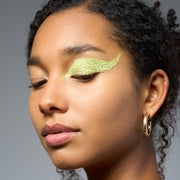 Neon grünes Bioglitzer vom Model getragen im Gesicht auf den Augen #color_monstera-green