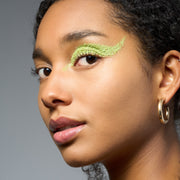 Neon grünes Bioglitzer vom Model getragen im Gesicht auf den Augen Makeup #color_monstera-green