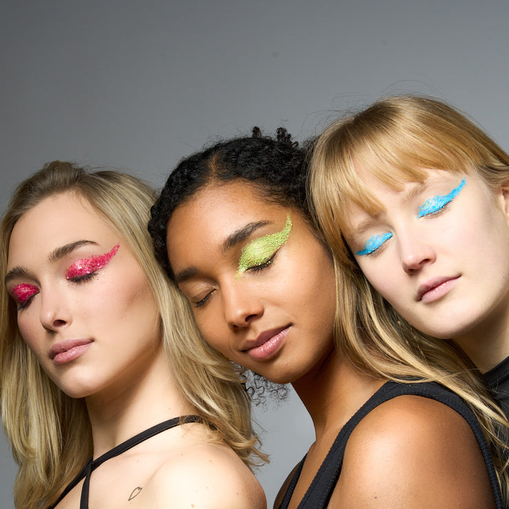 drei Models tragen alle drei neon bioglitzer farben auf den Augen geschminkt 