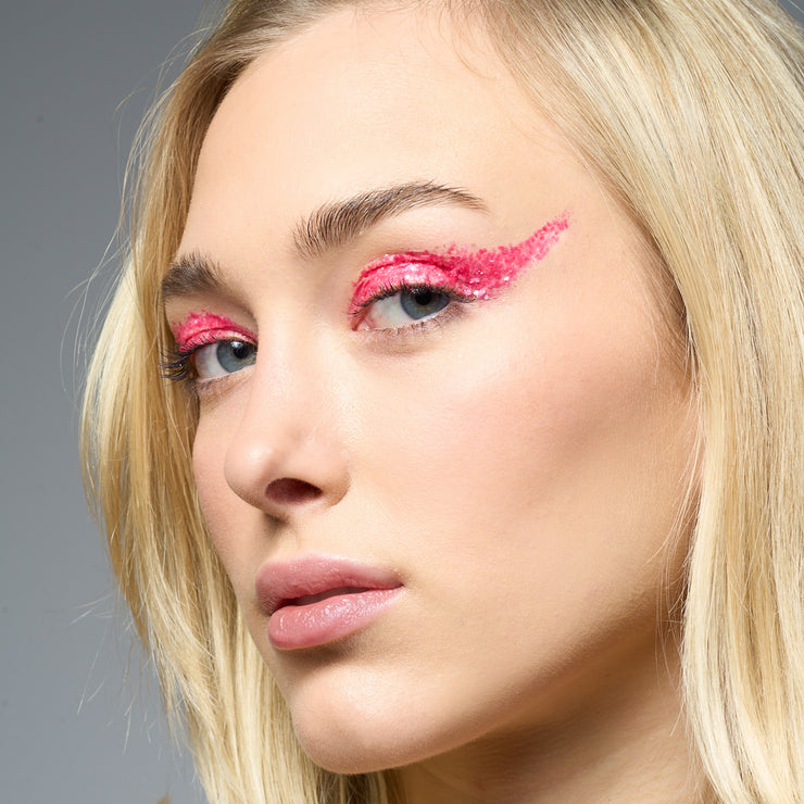 Pnkes veganes Bioglitzer vom Model getragen im Gesicht auf den Augen Makeup 
