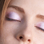 Lilanes Flieder Bioglitzer Makeup auf den Augen aufgetragen nachhaltig #color_pretty-pastel-fine