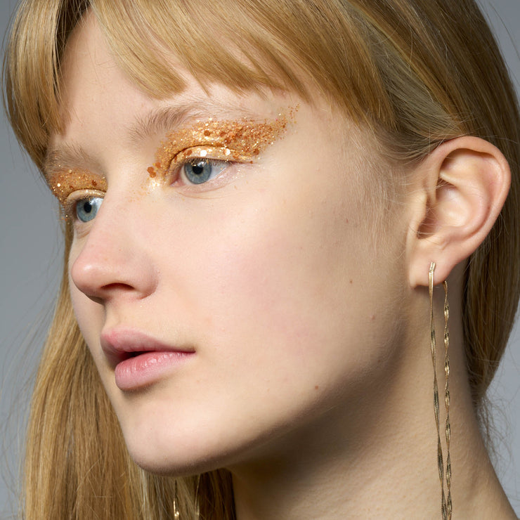 Model trägt gold kupfernes Bioglitzer auf dem Augenlied 